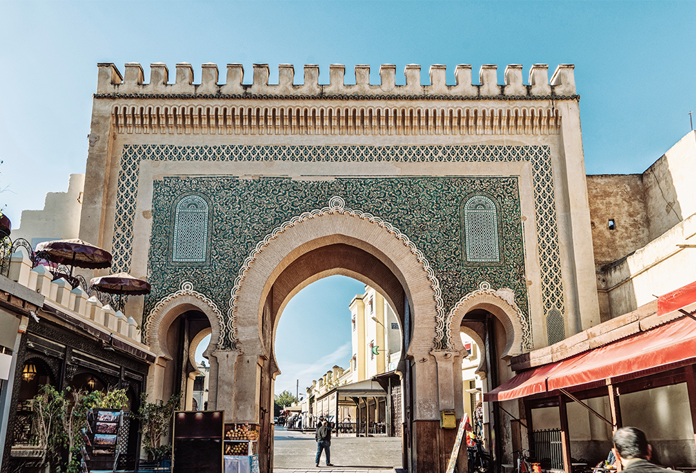モロッコ ブージュルード門の前